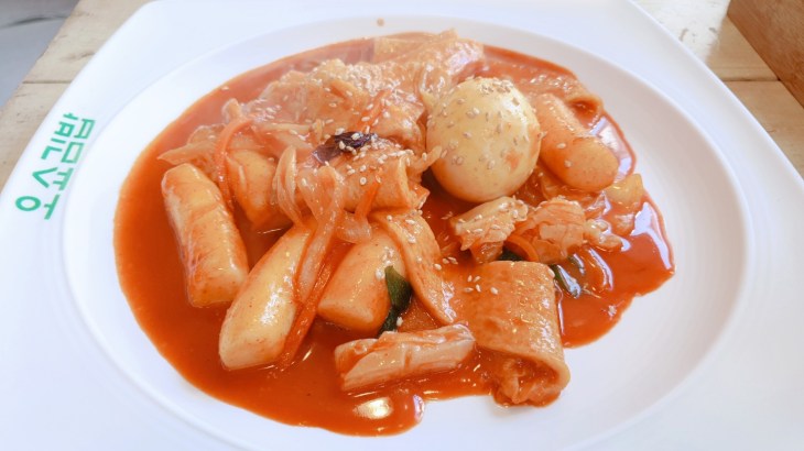 Assiette de tteokbokki coréen épicé, street food populaire en Corée
