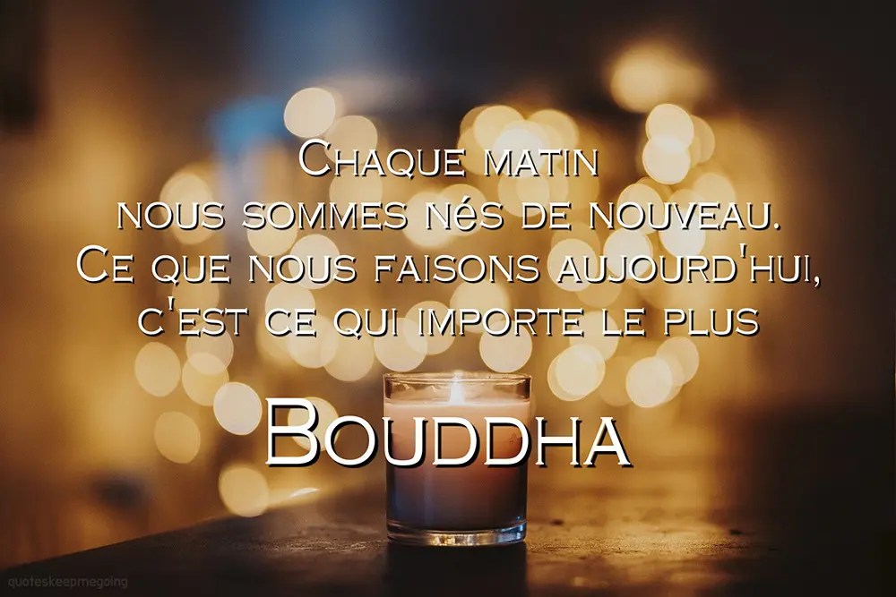 Un lever de soleil paisible représentant un nouveau départ, en harmonie avec la citation de Bouddha sur l’instant présent