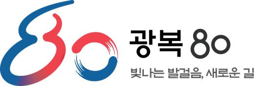 🇰🇷 Gros plan sur le drapeau coréen avec, en arrière-plan, un bâtiment bleu et une clôture verte / Close-up of the Korean flag with a blue building and green fence in the background