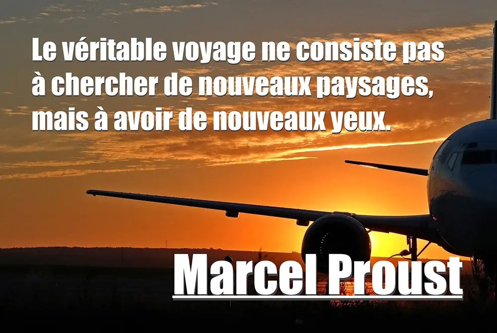 Un voyageur regardant par la fenêtre d’un train, illustrant l’introspection et le regard renouvelé