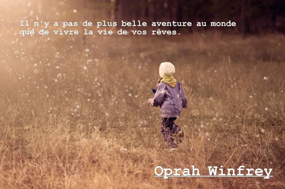 Une silhouette marchant vers l’horizon au lever du soleil, illustrant la quête des rêves et du courage