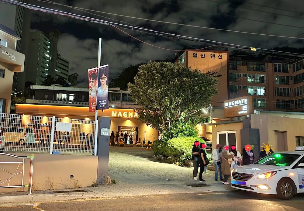 Foreign tourists lining up outside Cafe Magnate (Zmillennial), formerly owned by BTS Jimin’s father