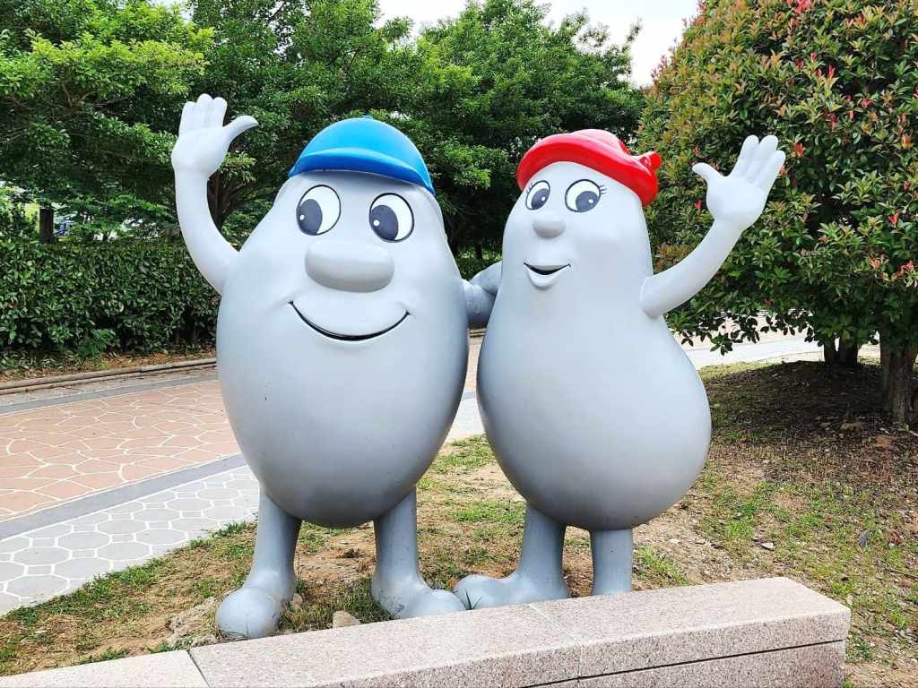 Mongdol and Mongsooni, former mascots of Geoje Island, replaced by Monkku in 2024