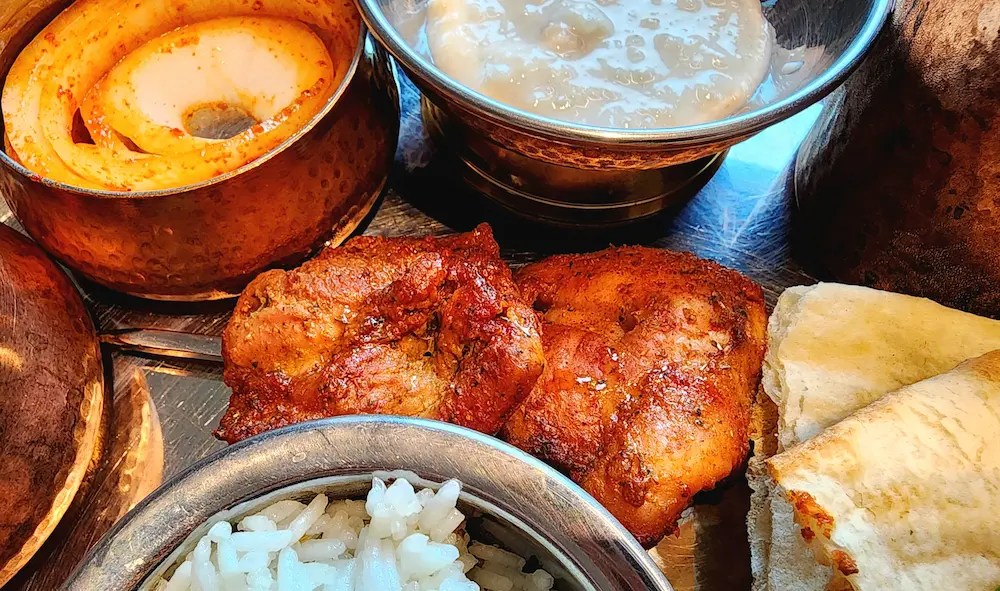 Tandoori chicken bien grillé, servi avec des accompagnements