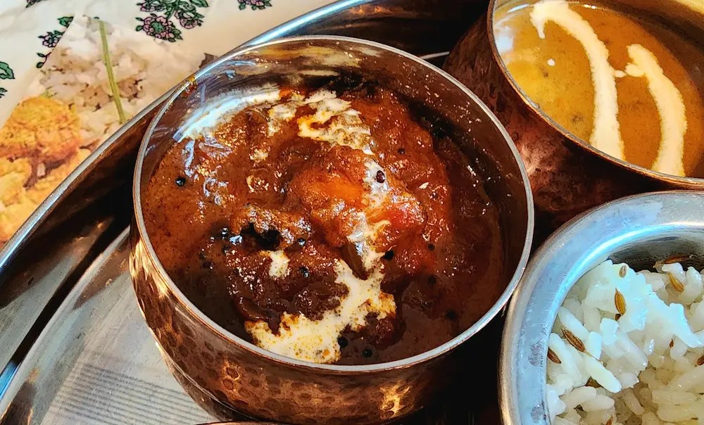 Un curry délicieux dont j’ai oublié le nom — avec une texture riche et une sauce bien relevée.