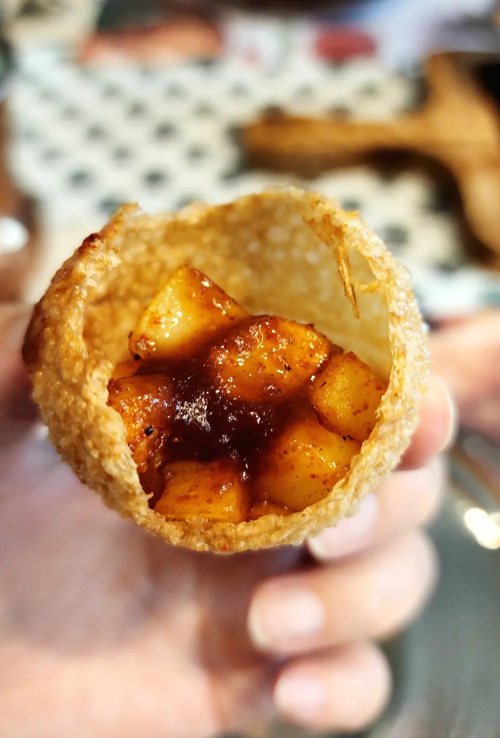 Panipuri ouvert, montrant sa garniture intérieure