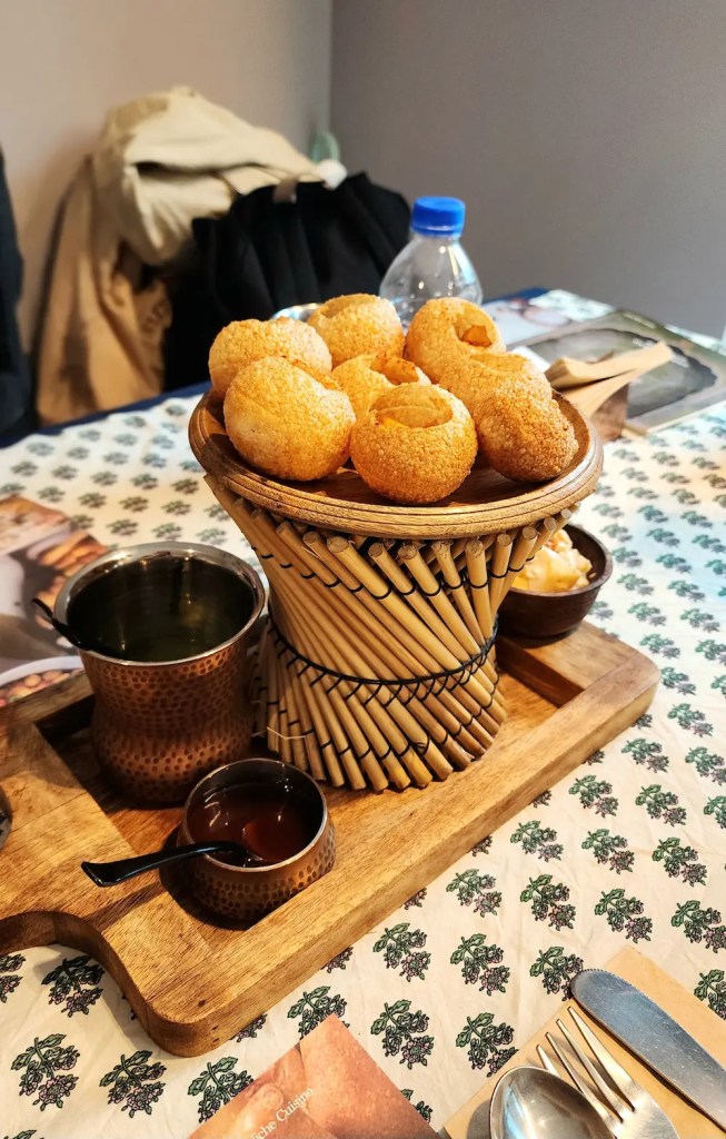 Assiette de panipuri avec sauces à côté