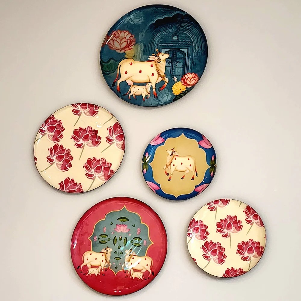 Five decorative plates displayed on the wall of Bhavan restaurant
/ Cinq assiettes décoratives suspendues au mur du restaurant Bhavan