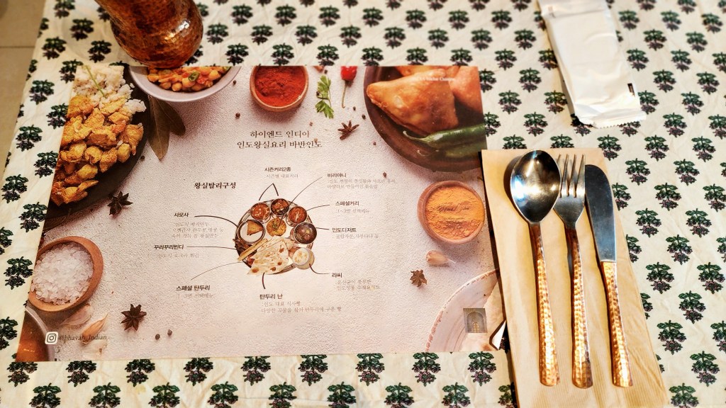 Table setting with fork, knife and napkin at Bhavan
/ Couverts joliment placés sur la table au restaurant Bhavan