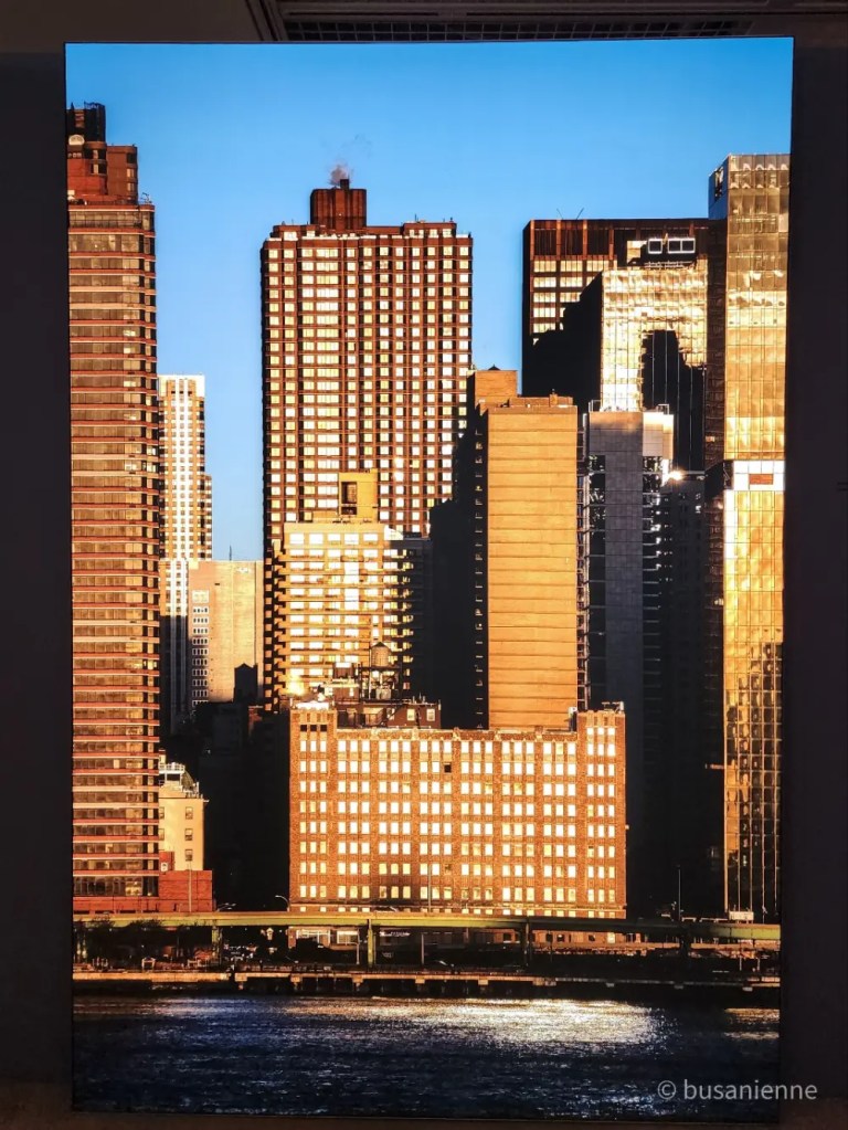 Immeubles de Manhattan illuminés par le soleil avec reflets dorés sur les façades