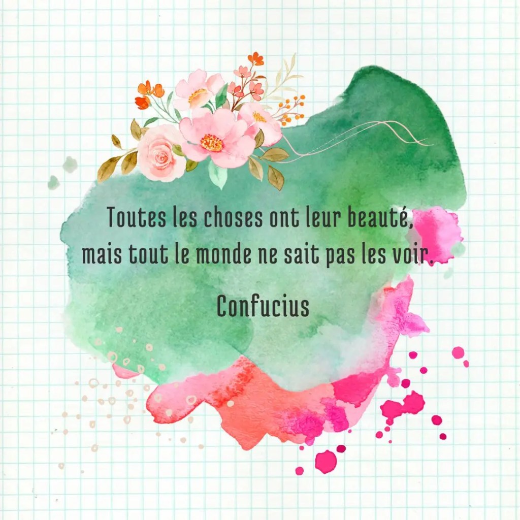 Un lever de soleil brumeux sur des montagnes tranquilles, illustrant la beauté discrète que l’on ne voit pas toujours