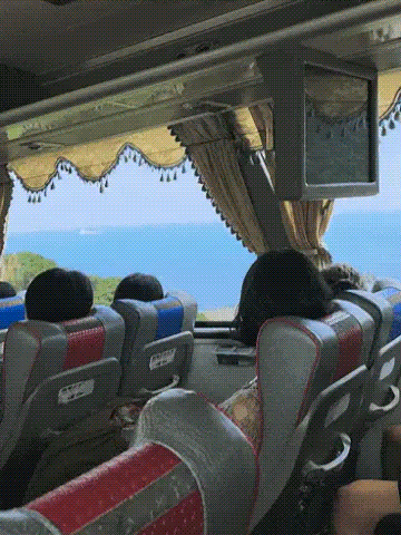 Shaky bus interior showing passengers slightly swaying during a ride — visualizing motion sickness (멀미), vomiting (구토), and dizziness (어지럼증).