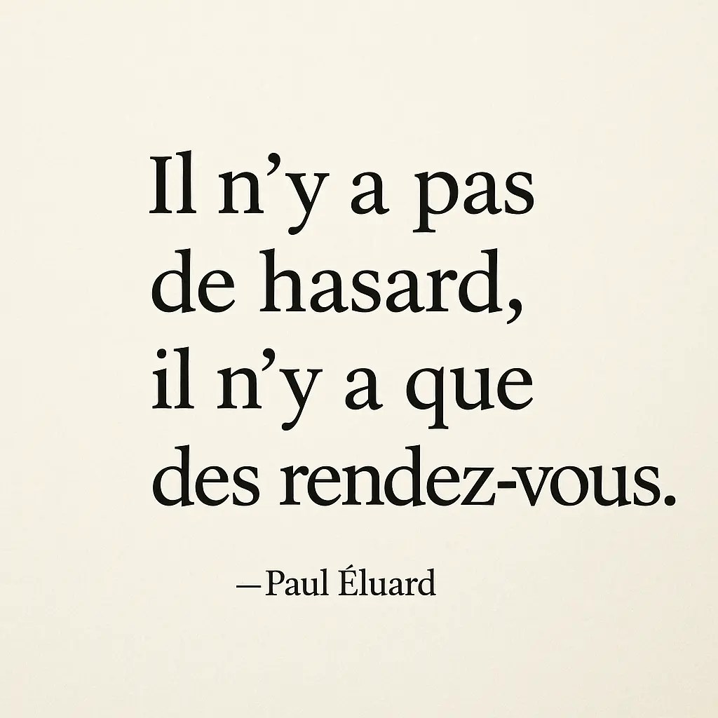 Une ruelle au crépuscule où deux inconnus se croisent, évoquant une rencontre destinée