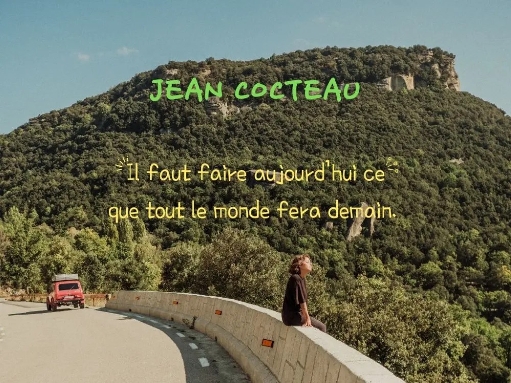 Une silhouette avançant seule vers l’horizon au lever du jour, image de la vision et de la détermination