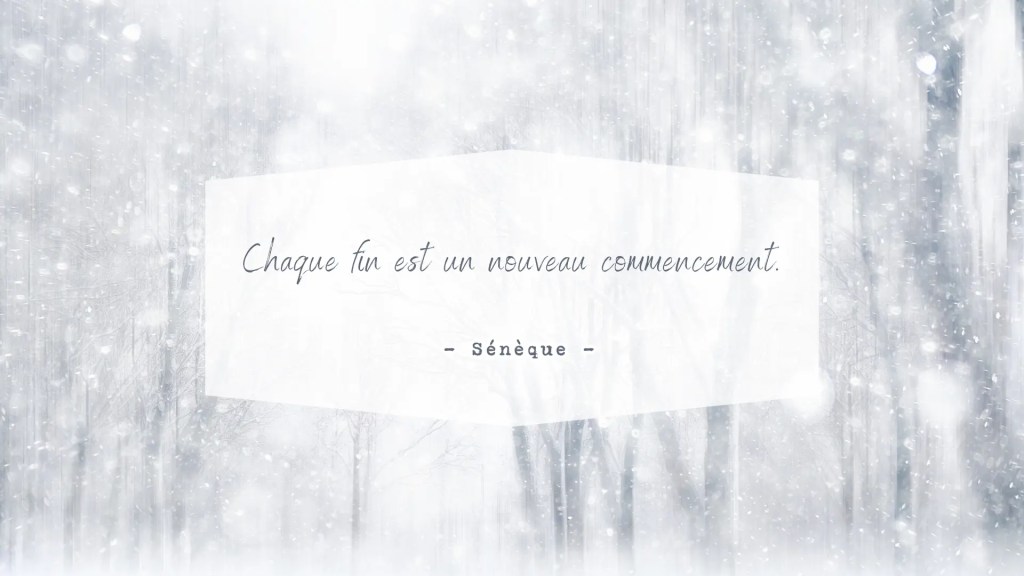 Un lever de soleil sur un chemin calme, évoquant le renouveau après la fin d’un cycle, en accord avec la citation de Sénèque